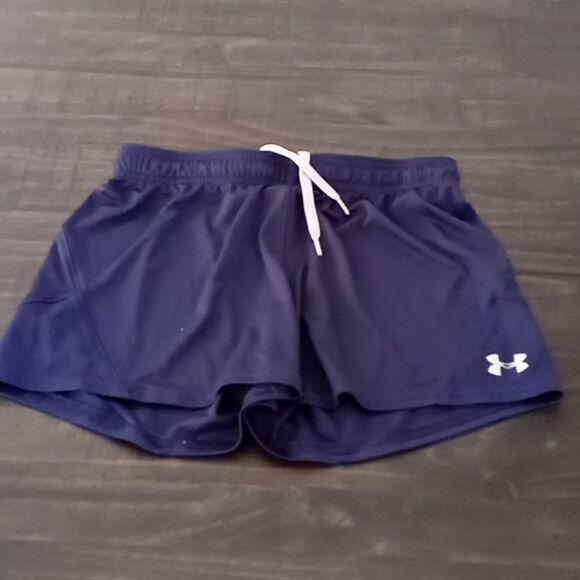 Under Armour small short   - Picture 1 of 3